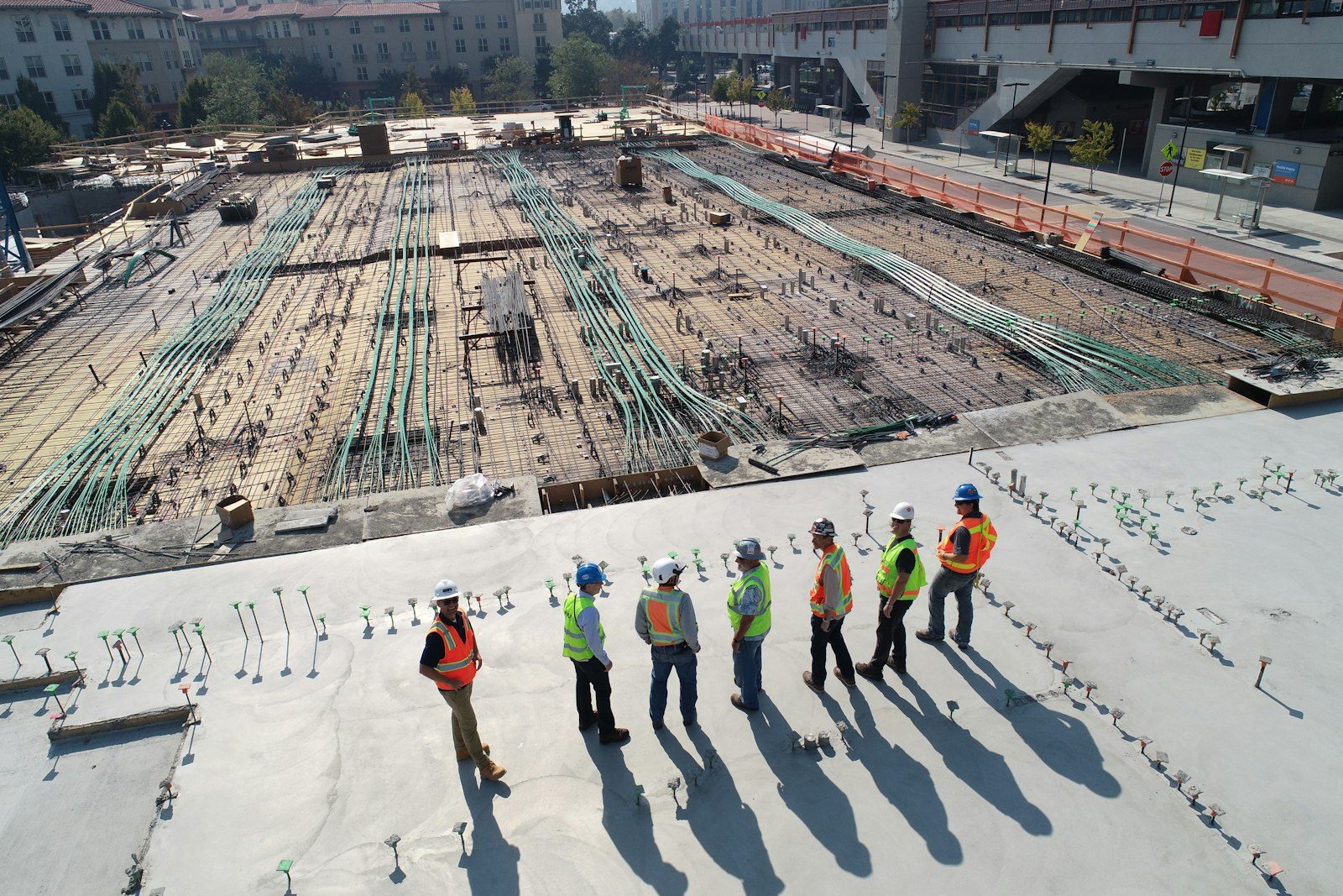 Squadra di tecnici sul solaio di un edificio in costruzione