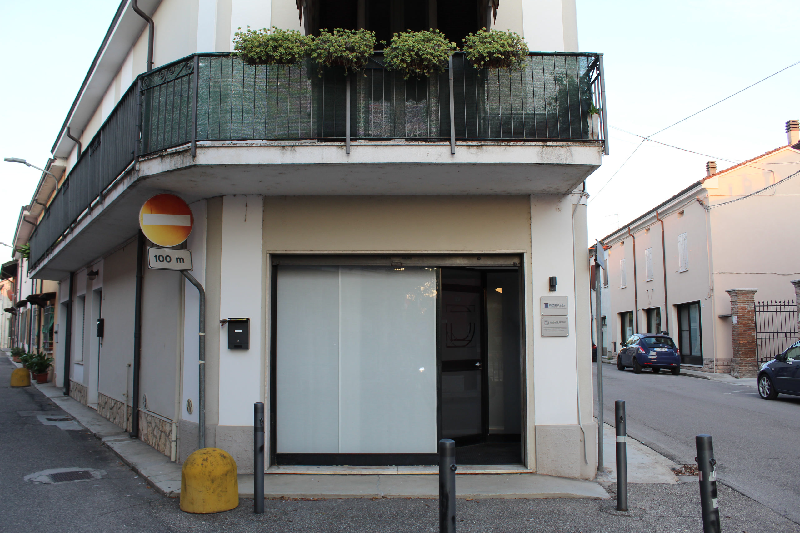 L'edificio d'angolo che ospita lo studio, con la vetrina e l'ingresso su strada